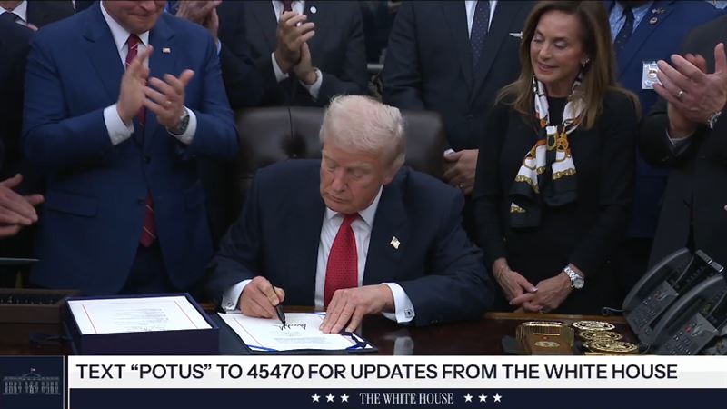 川普在白宮簽署法案結束美國政府停擺。（圖／翻攝自The White House臉書）