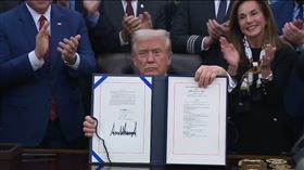 川普在白宮簽署法案結束美國政府停擺。（圖／翻攝自The White House臉書）