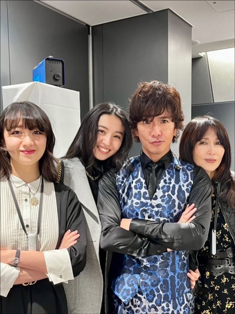 木村拓哉的女兒們又曝光了一家四口全家福。（圖／翻攝自IG）