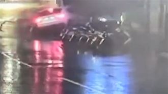 天雨路滑+恍神　新北男開車失控撞13機車