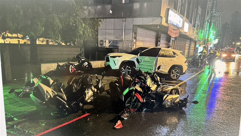 休旅車撞擊13輛機車後衝上人行道才停下。（圖／翻攝畫面）