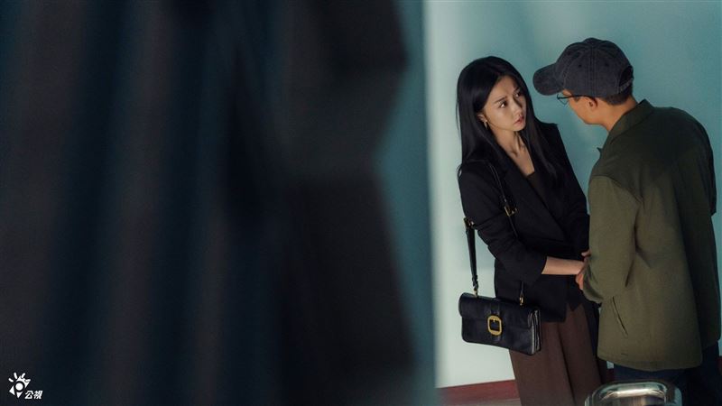 邵雨薇（左）暗中與楊祐寧（右）聯繫，腹中胎兒生父即將揭曉。（圖／公共電視、台灣大哥大MyVideo提供）