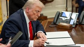 川普已正式簽署法案，結束史上最長的政府關門。（圖／翻攝自白宮）