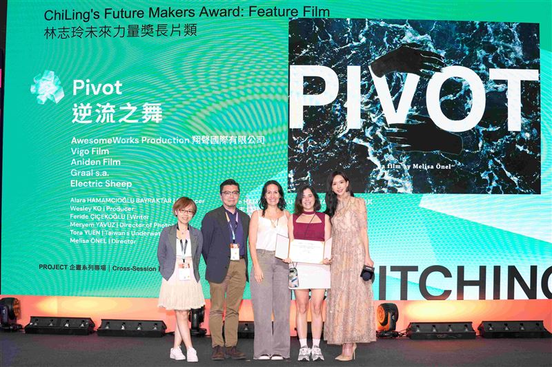 獲得「林志玲未來力量獎」的長片《逆流之舞》，製作團隊與林志玲合影。（圖／文策院提供）