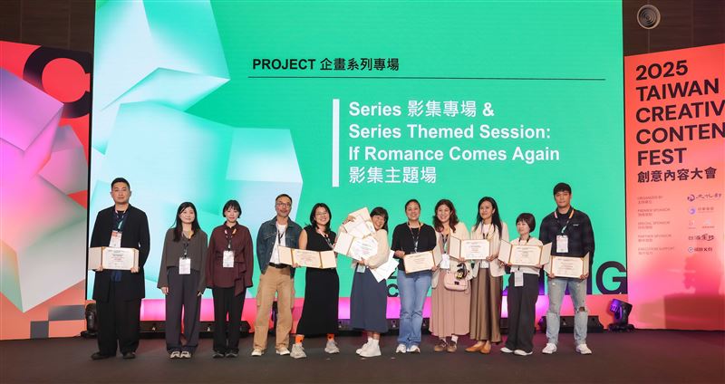 「PROJECT 企畫系列專場」所有獲獎團隊得獎合影，今年影集企畫《分手擂台 - 你還愛我嗎？》奪下五個獎項。（圖／文策院提供）