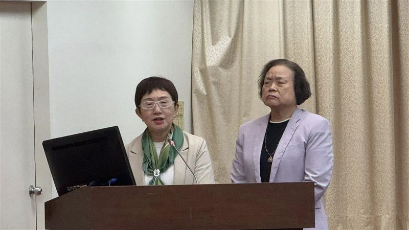 立院聚焦薪資、健保與就業政策，鍾佳濱、郭國文、賴士葆火力全開，猛批數據掩蓋現實、健保財源分配不公、資源配置失衡。立委齊轟政策與民意脫節，要求相關部會正面回應低薪困境、年金不均與制度改革。左為財政部部長莊翠雲，右為行政院主計處長陳淑姿。（圖／記者師瑞德攝影）