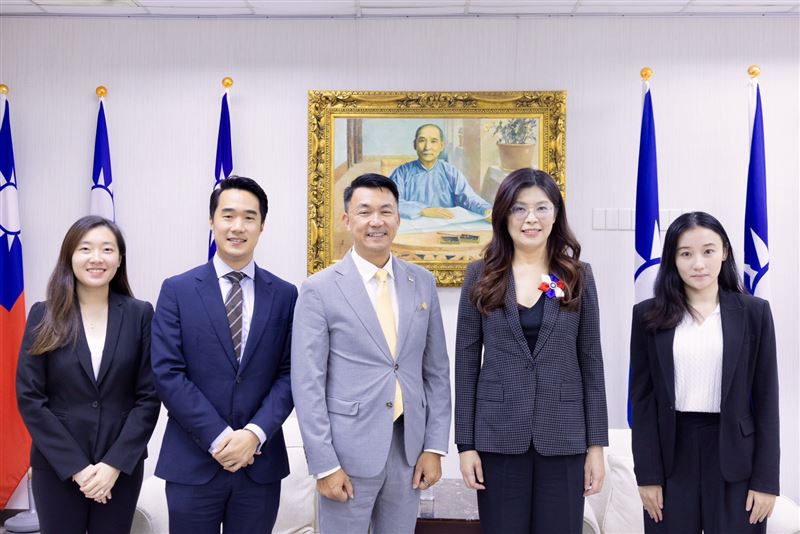 鄭麗文會見新加坡駐台代表葉偉傑。（圖／翻攝自鄭麗文臉書）