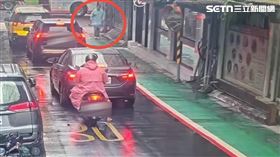 北市楊男持鋸子前往妻子公司樓下堵小王，並與妻子爆發激烈拉扯。（圖／翻攝畫面）