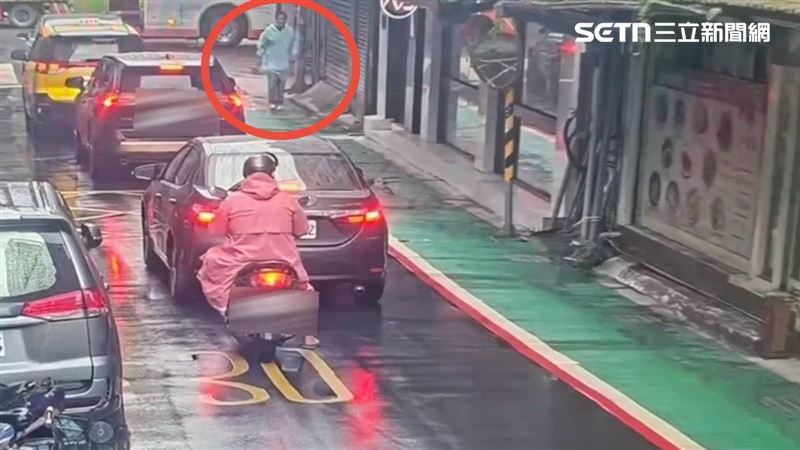 北市楊男持鋸子前往妻子公司樓下堵小王，並與妻子爆發激烈拉扯。（圖／翻攝畫面）