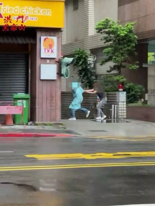 北市楊男持鋸子前往妻子公司樓下堵小王，並與妻子爆發激烈拉扯。（圖／翻攝畫面）