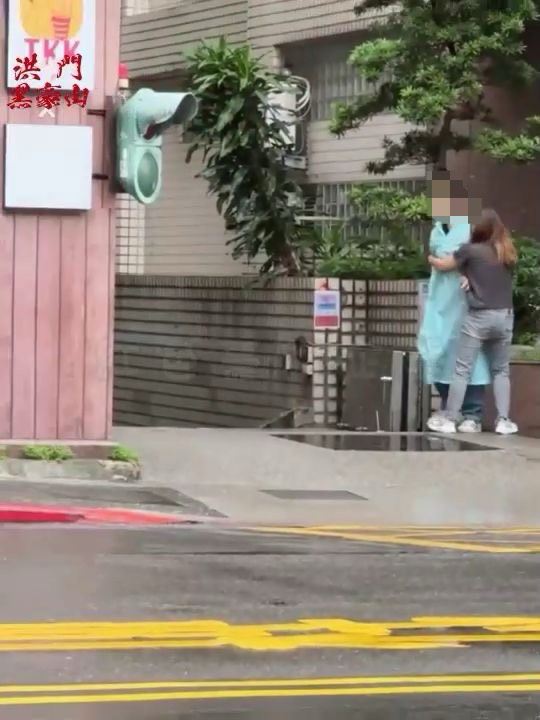 北市楊男持鋸子前往妻子公司樓下堵小王，並與妻子爆發激烈拉扯。（圖／翻攝畫面）