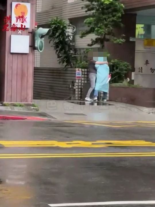 北市楊男持鋸子前往妻子公司樓下堵小王，並與妻子爆發激烈拉扯。（圖／翻攝畫面）