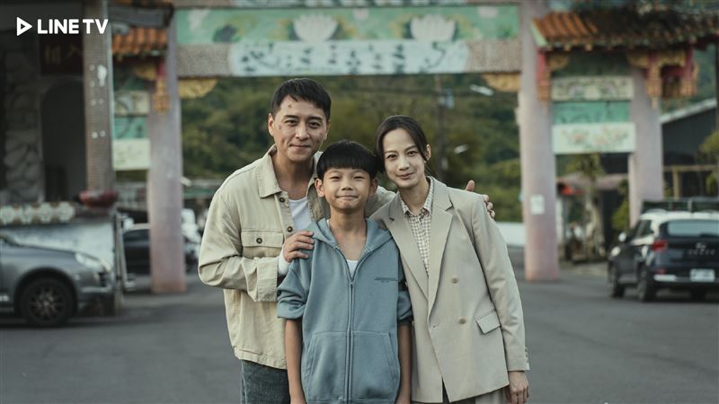 《豬人》鄭人碩（右）、簡嫚書飾演一對離異夫妻，大兒子洪君昊（中）意外與豬交換靈魂。（圖／LINE TV提供）