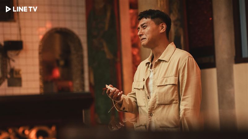 鄭人碩崩潰哭求神明尋回兒子。（圖／LINE TV提供）