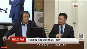 王世堅質詢痛批社福制度漏洞百出，揭發多起「假低收」冒領補助案件，甚至有人住透天厝、開名車，8年詐領百萬。他要求衛福部強化實地查核，別讓資源被有錢人吃乾抹淨；也質疑保險資金七成流往海外，建議推建設債券，讓國內資金投資台灣。（圖／翻攝自國會頻道網站） 