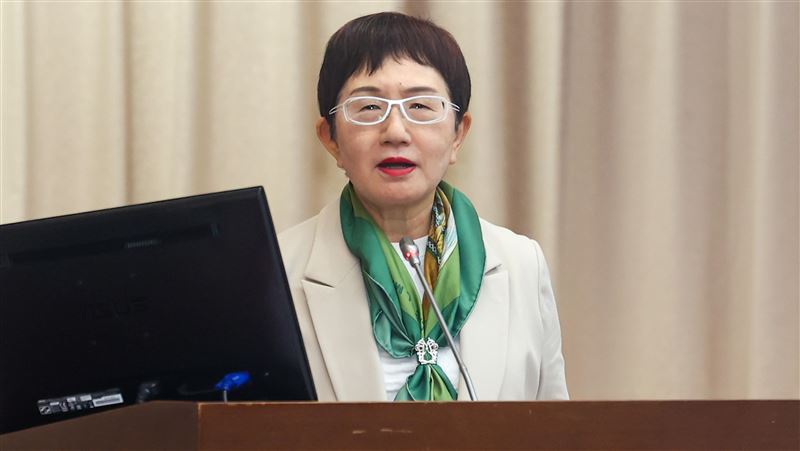 台灣菸酒公司加熱菸審查爭議 莊翠雲回應菸害防制法新法上路逾2年,114年首波2業者14品項加熱菸有條件過審,而台灣菸酒公司尚未通過衛福部審查,引發立委關切。財政部長莊翠雲13日在立法院表示,財政部已多次向衛福部反映,會進一步與衛福部溝通。中央社記者王騰毅攝 114年11月13日