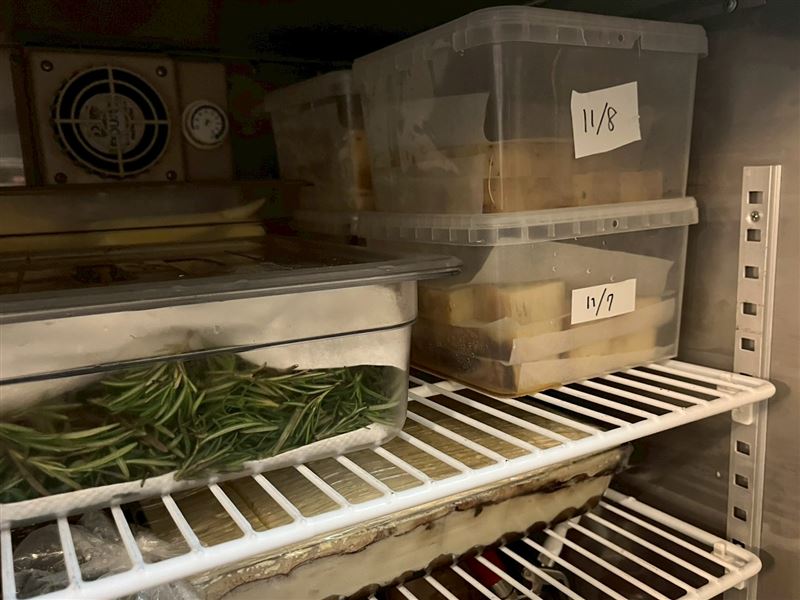 北市衛生局派員稽查「老烤箱義式披薩餐酒」後，查獲業者多項缺失，例如冷藏冰箱內食材未覆蓋。（圖／北市衛生局提供）