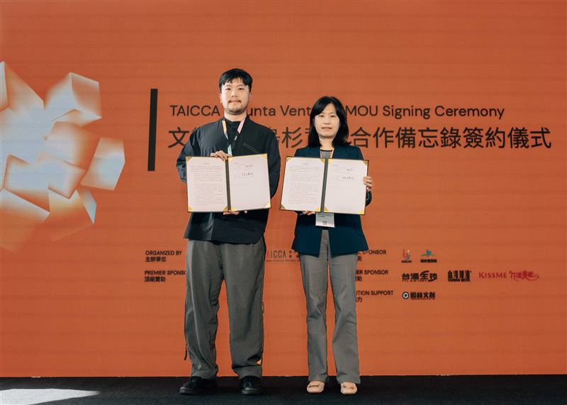 文策院副院長胡婷俐（右）與烏杉資本董事長謝孟恭於TCCF活動現場簽署合作意向書。（圖／文策院提供）