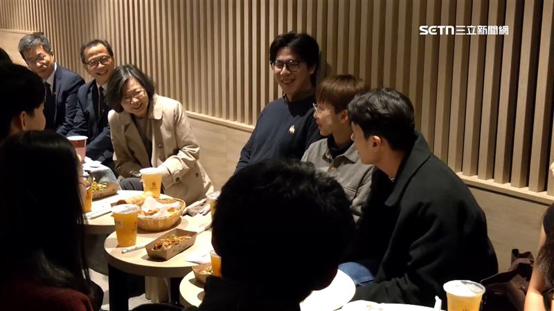 蔡英文與在德國的留學生聚會、喝珍奶