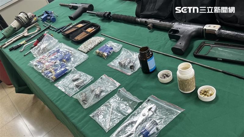 檢警查扣改造工具及槍彈。（圖／翻攝畫面）