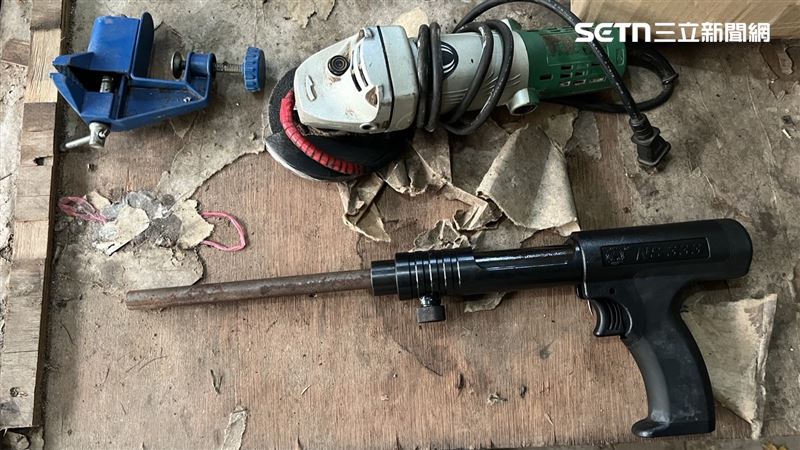 檢警查扣非制式手槍。（圖／翻攝畫面）