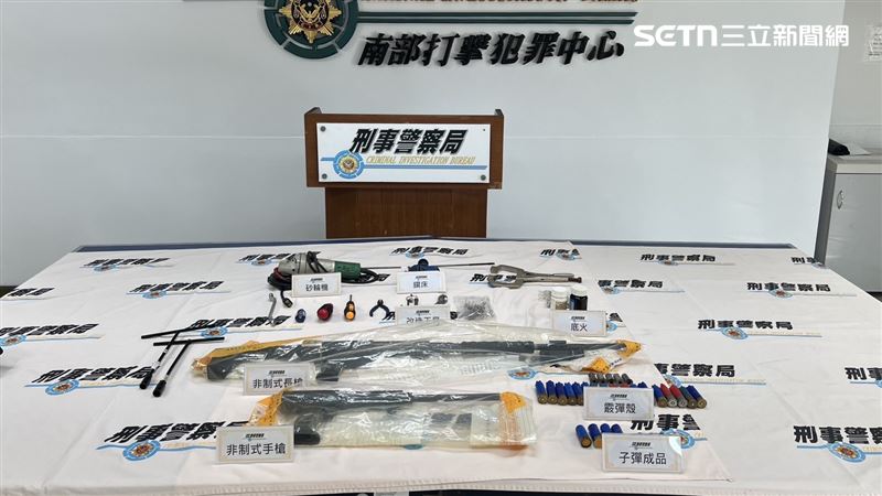 警方查獲非制式長槍、非制式手槍各1枝，3顆霰彈、3顆改造子彈及鑽床、切割器、固定鉗等改造工具。（圖／翻攝畫面）