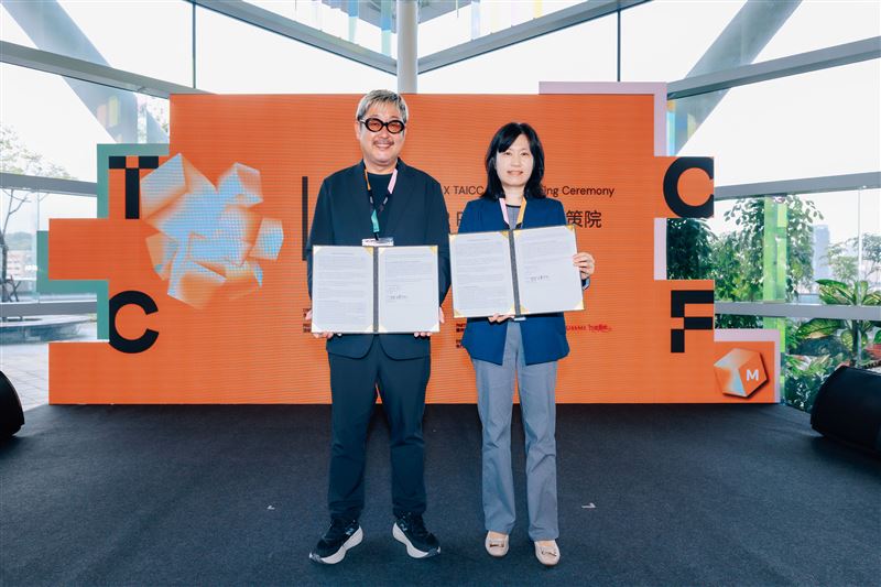 TAICCA Deputy CEO HU Ting-Li (right) and K2 Pictures Inc. (Japan) Chairman KII Muneyuki (right) signed a memorandum of understanding (MOU) during TCCF 2025。（圖／文策院提供）