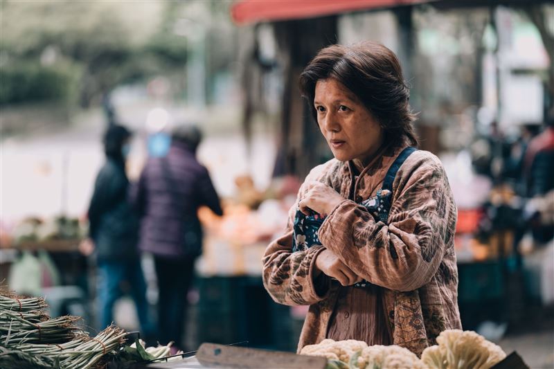 黃柔閩飾演患有阿茲海默症的女性、大體修復師吳悠的母親。（圖／公視提供）
