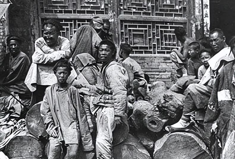 當饑荒降臨，魚蝦先死、水源污染，最後連人性都崩塌。（圖／翻攝自百度百科）