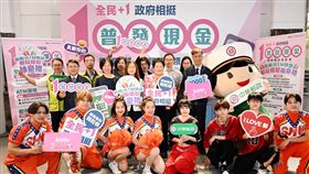 普發現金1萬元開放領取！民眾可選擇「登記入帳」、「ATM領現」或「郵局臨櫃領現」三方式。11月17日起全台郵局ATM可領，11月24日起臨櫃領現上路，採身分證尾數單雙號分流。臨櫃領現贈專屬紅包袋，還可參加抽獎，領現兼享好康。（圖／中華郵政提供） 