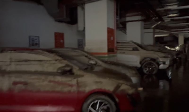 「煙波大飯店蘇澳四季雙泉館」地下室的轎車全成了泡水車。（圖／翻攝畫面）