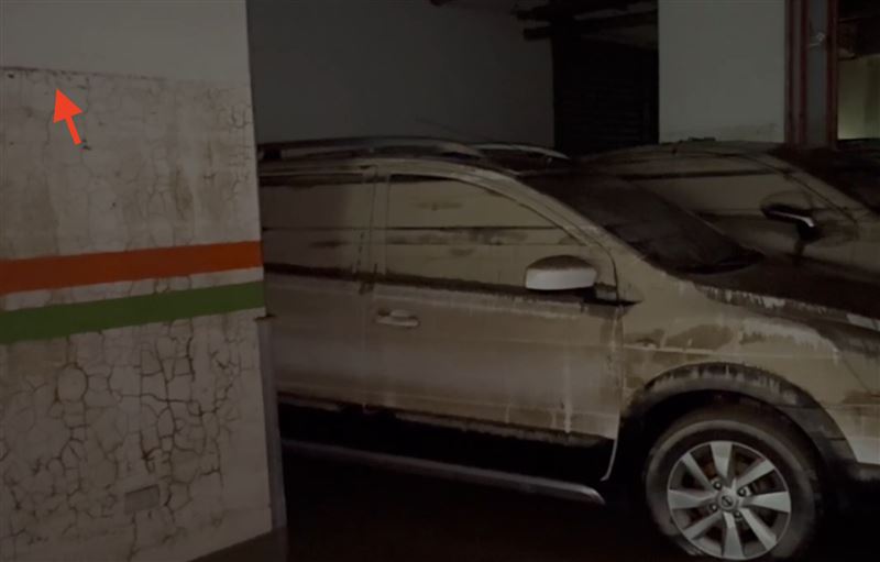 咖啡色的水痕，證明當時大水已經淹過30多台車。（圖／翻攝畫面）