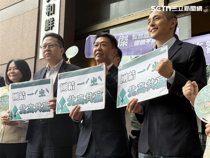 許智傑在吳怡農以及多位高雄市議員陪同下，前往民進黨中央黨部完成市長初選登記（圖／記者劉秀敏攝影）