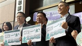 許智傑在吳怡農以及多位高雄市議員陪同下，前往民進黨中央黨部完成市長初選登記（圖／記者劉秀敏攝影）