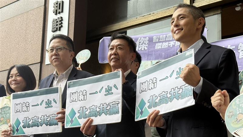 吳怡農現身相挺 許智傑登記高雄市長初選