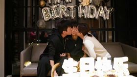 孫儷、鄧超獻吻兒子。（圖／翻攝自微博）