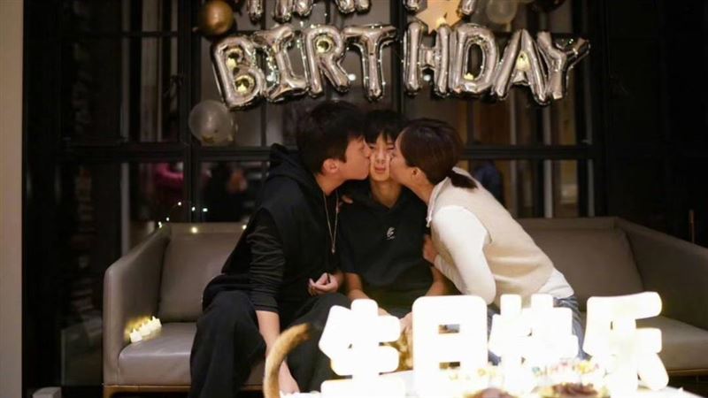 孫儷、鄧超獻吻兒子。（圖／翻攝自微博）