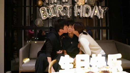 孫儷鄧超兒14歲了　夫妻獻吻親到臉蛋變形