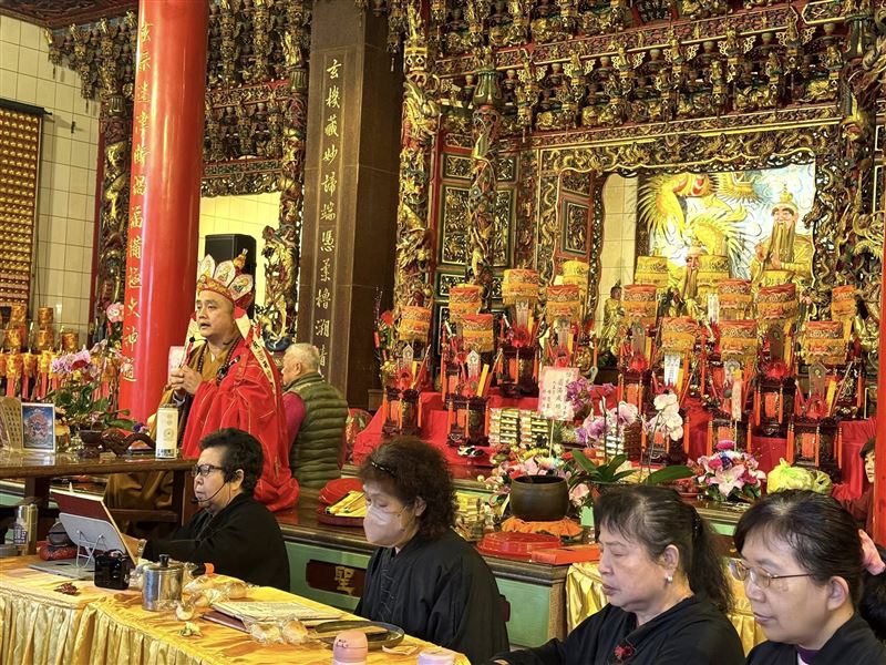 基隆《悟玄宮》神助台灣隊奪2024世界12強冠軍，王禪老祖鬼谷子指示林總幹事她做這一件事特製《必勝旗》與《Team Taiwan 勝》的必勝毛巾到東京現場應援太威。（圖／林美玲總幹事提供）