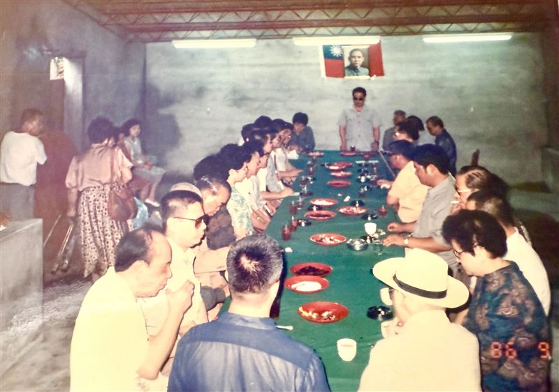 基隆《悟玄宮》神助台灣隊奪2024世界12強冠軍，王禪老祖鬼谷子指示林總幹事她做這一件事特製《必勝旗》與《Team Taiwan 勝》的必勝毛巾到東京現場應援太威。圖為當年眼盲命理師集會討論建廟珍貴老照片。（圖／林美玲總幹事提供）