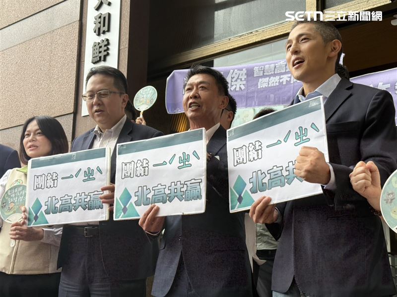 許智傑赴民進黨中央黨部登記高雄市長初選，吳怡農、邱志偉陪同（圖／記者劉秀敏攝影）