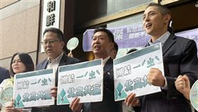 許智傑赴民進黨中央黨部登記高雄市長初選，吳怡農、邱志偉陪同（圖／記者劉秀敏攝影）