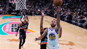 柯瑞（Stephen Curry）攻下46分，勇士逆轉馬刺。（圖／美聯社／達志影像）