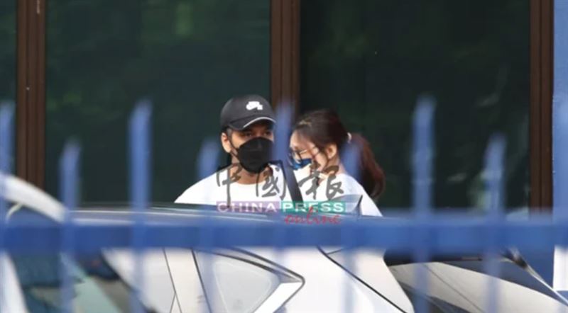 黃明志律師及女友抵達警局。（圖／《中國報》提供）