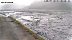 花蓮馬太鞍溪，新生堰塞湖，提早溢流，畫面曝光，水位上升0.6公尺(圖／翻攝畫面)