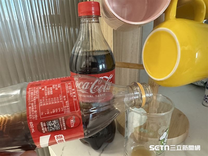 根據官方數據，可口可樂每年在全球銷售約18億箱，這相當於每年約432億瓶的驚人數字。這些數字不僅顯示出可口可樂在全球範圍內的強大需求，也反映了其無可匹敵的市場影響力。（示意圖／記者張雅筑攝）