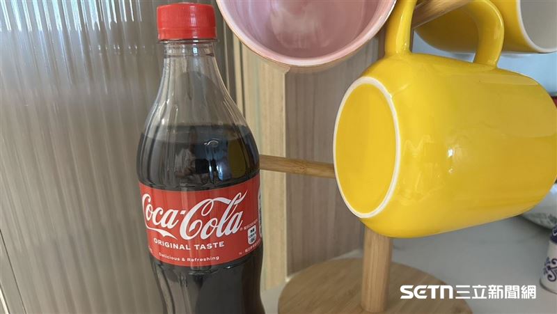 可樂又被稱為「快樂水」，許多人心情低落或壓力大時都會想來瓶冰可樂，但基因權威醫師張家銘指出：「這個快樂來得快，掉得也快！」長時間有這習慣，對大腦和身體會造成負面影響。（示意圖／記者張雅筑攝）