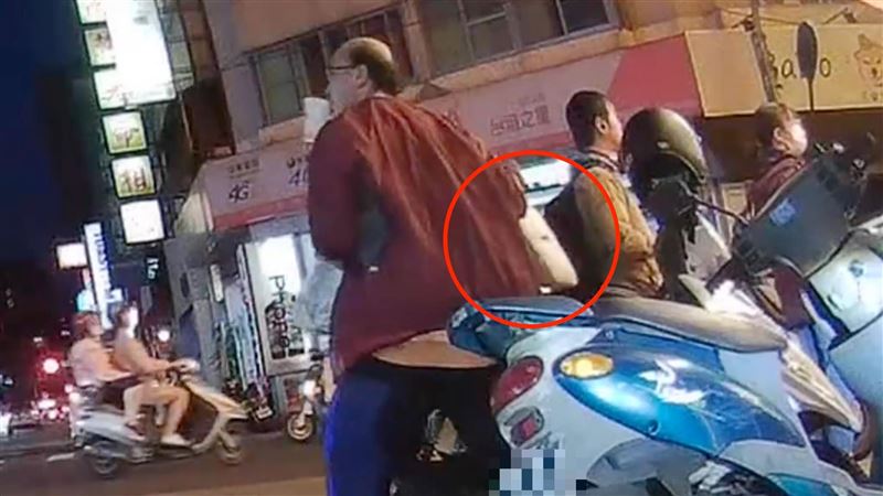 台中禿頭男3秒摸走OL筆電！行竊過程全曝