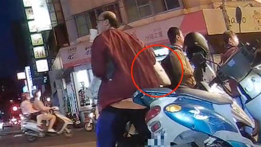 台中禿頭男3秒摸走OL筆電！行竊過程全曝