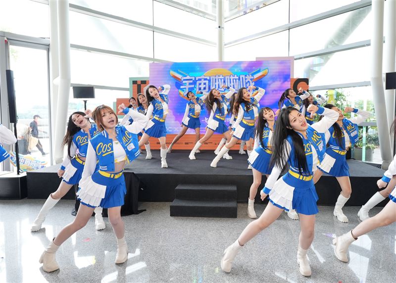 《宇宙啦啦隊》太旺了！銀赫首主持台選秀竟火災「來了7台消防車」。（圖／文策院提供）